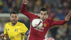 Mí sledují Henrikh Mchitarjan (vpravo) z Manchesteru United a Aleksandr Gackan...