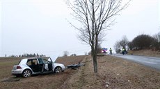 Před obcí Pečice se v úterý čelně srazila dvě auta. Zraněno bylo celkem pět... Před obcí Pečice se v úterý čelně srazila dvě auta. Zraněno bylo celkem pět...