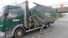 Řidič nákladního auta narazil do nízkého železničního mostu. Čekal, že ho na... Řidič nákladního auta narazil do nízkého železničního mostu. Čekal, že ho na...