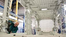 Bombardier v České Lípě svařuje podvozky a skříně nových vlaků, u některých... Bombardier v České Lípě svařuje podvozky a skříně nových vlaků, u některých...