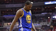 Kevin Durant z Golden State je zraněný, odchází z palubovky Washingtonu. Kevin Durant z Golden State je zraněný, odchází z palubovky Washingtonu.