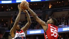 Delon Wright (vpravo) z Toronta zablokoval Brandona Jenningse z Washingtonu. Delon Wright (vpravo) z Toronta zablokoval Brandona Jenningse z Washingtonu.