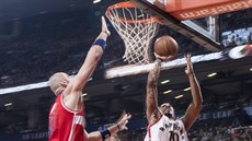 Marcin Gortat (vlevo) z Washingtonu se pokouí zastavit DeMara DeRozana z...