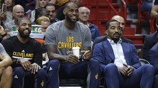 Kyrie Irving, LeBron James a J. R. Smith (zleva) pihlíeli utkání svého...