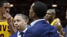 J. R. Smith vysílá své slovní bomby k lavičce Miami, krotí ho clevelandský kouč... J. R. Smith vysílá své slovní bomby k lavičce Miami, krotí ho clevelandský kouč...