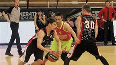Marek Welsch (vlevo) v dresu GBA útočí na koš Mega Leks Bělehrad, využívá clony... Marek Welsch (vlevo) v dresu GBA útočí na koš Mega Leks Bělehrad, využívá clony...