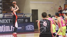Ondřej Výcha v dresu GBA, střílí na koš Mega Leks Bělehrad. Ondřej Výcha v dresu GBA, střílí na koš Mega Leks Bělehrad.