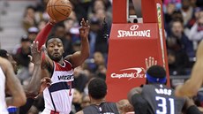 John Wall z Washingtonu pihrává kolem D. J. Augustina a Terrence Rosse z...