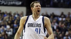 Dirk Nowitzki z Dallasu během utkání s Oklahoma City Dirk Nowitzki z Dallasu během utkání s Oklahoma City