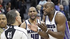 Anthony Tolliver (vpravo) ze Sacramenta nemůže věřit, že rozhodčí Ken Mauer... Anthony Tolliver (vpravo) ze Sacramenta nemůže věřit, že rozhodčí Ken Mauer...
