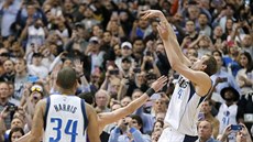 Dirk Nowitzki z Dallasu si vystřelil přes Larryho Nance Jr. z LA Lakers - a už... Dirk Nowitzki z Dallasu si vystřelil přes Larryho Nance Jr. z LA Lakers - a už...