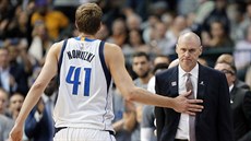 Dirk Nowitzki se zdraví se svým dallaským trenérem Rickem Carlislem.