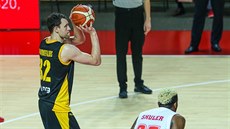 Lukas Mavrokefalidis z AEK Atény stílí trestný hod, na doskok se chystá Jamal...