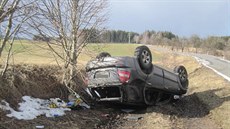 Silný vítr převrátil osobní auto s přívěsem u obce Radeč na Trutnovsku... Silný vítr převrátil osobní auto s přívěsem u obce Radeč na Trutnovsku...