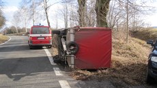 Silný vítr pevrátil osobní auto s pívsem u obce Rade na Trutnovsku...