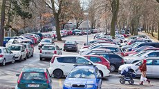 Neoficiální parkoviště mezi hradeckou fakultní nemocnicí a řekou Labe pojme 400... Neoficiální parkoviště mezi hradeckou fakultní nemocnicí a řekou Labe pojme 400...