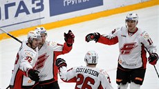 Gólová radost hokejistů Omsku, druhý zleva je český útočník Vladimír Sobotka. Gólová radost hokejistů Omsku, druhý zleva je český útočník Vladimír Sobotka.