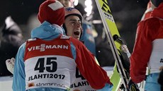Rakouský skokan na lyžích Stefan Kraft (uprostřed) slaví titul na velkém můstku... Rakouský skokan na lyžích Stefan Kraft (uprostřed) slaví titul na velkém můstku...