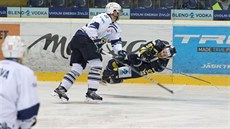 Ústecký útoník Zdenk Doleal padá na led v utkání s Kladnem.