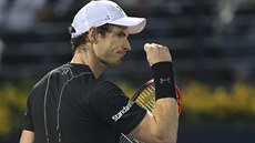 Andy Murray slaví postup do semifinále turnaje v Dubaji.