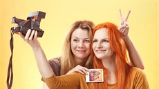 Martina Randová a Iva Pazderková v inscenaci Třetí prst na levé ruce Martina Randová a Iva Pazderková v inscenaci Třetí prst na levé ruce