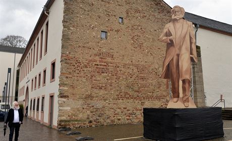 Maketa sochy Karla Marxe v nmeckém Trevíru. (1.3. 2017)