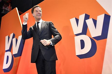 Mark Rutte oslavuje volební vítzství (16. bezna 2017)
