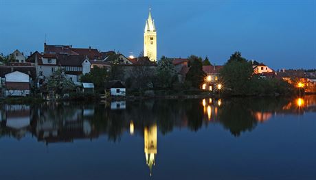 Krov ve kostela sv. Ducha v Teli eká oprava.