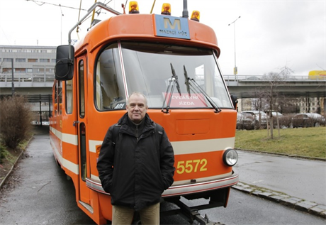 Pavel Fojtík ped mazací tramvají