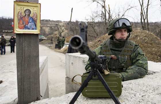 Checkpoint proruských separatist u vesnice Luhanska na východ Ukrajiny (7....