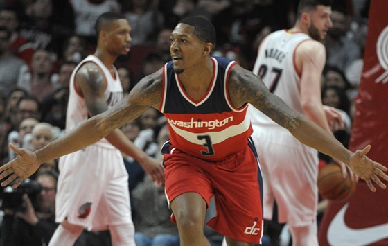 Bradley Beal z Washingtonu se raduje po úspném zakonení v duelu s Portlandem.