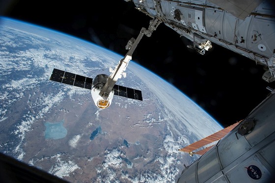 Zásobovací lo SpaceX Dragon u Mezinárodní vesmírné stanice (ilustraní foto)