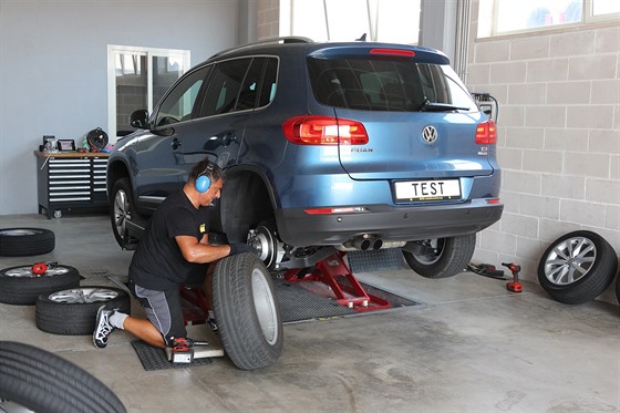 Pneumatiky ped sezonou tradin testují evropské autokluby