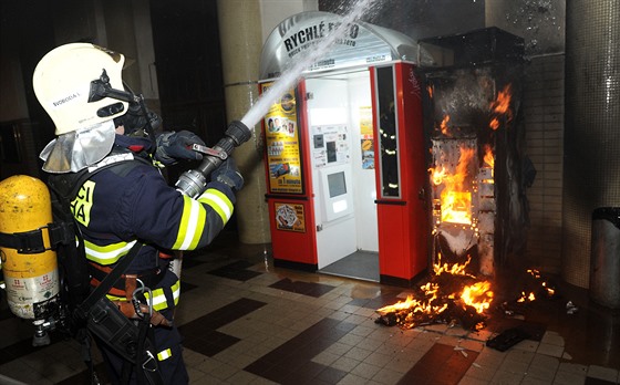 Ve vestibulu Masarykova nádraí vzplál automat na kávu (10. bezen 2017).