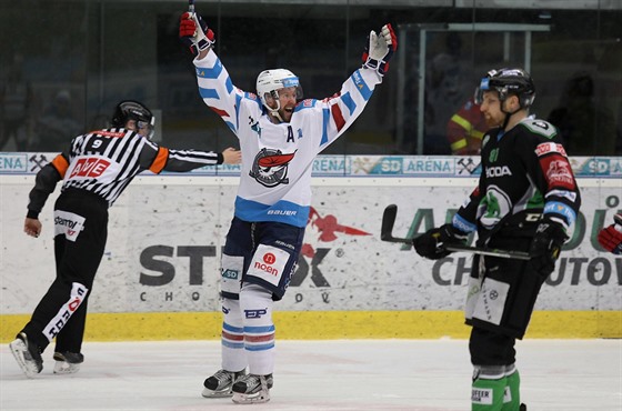 Chomutovský Ivan Huml se raduje ze svého gólu v pedkole play-off  proti Mladé...