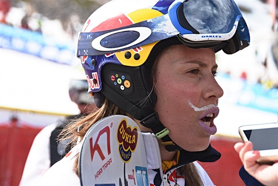 Snowboardistka Eva Samková po svém závod na mistrovství svta