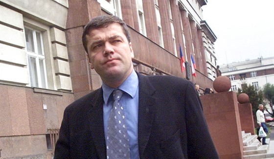 Bývalý tenisový reprezentant a podnikatel Milan rejber ped budovou Vrchního soudu v Praze v roce 2001.