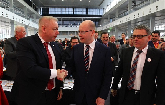 Premiér Bohuslav Sobotka a ministr vnitra Milan Chovanec na sjezdu SSD