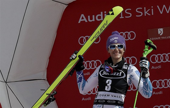 árka Strachová slaví druhé místo ve slalomu ve Squaw Valley.