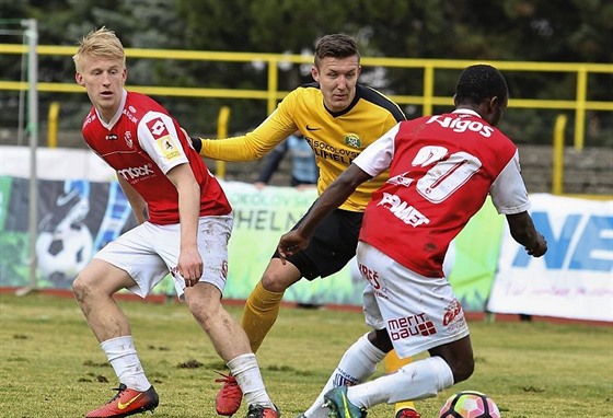 Stelec gólu na konených 1:0 pro Pardubice Michal Petrá (vlevo) sleduje...