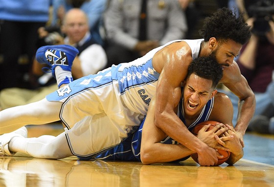 Joel Berry II (nahoe) z North Caroliny a Frank Jackson z Duke bojují o mí.