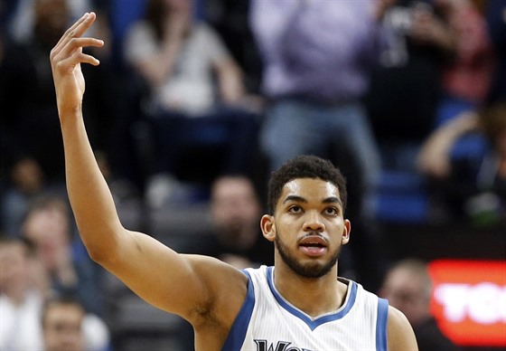 Karl-Anthony Towns z Minnesoty má radost z výhry nad Washingtonem.