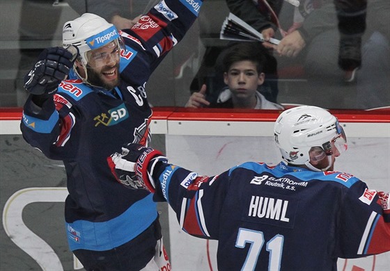Chomutovský kapitán Michal Vondrka a jeho spoluhrá Ivan Huml se radují z gólu.