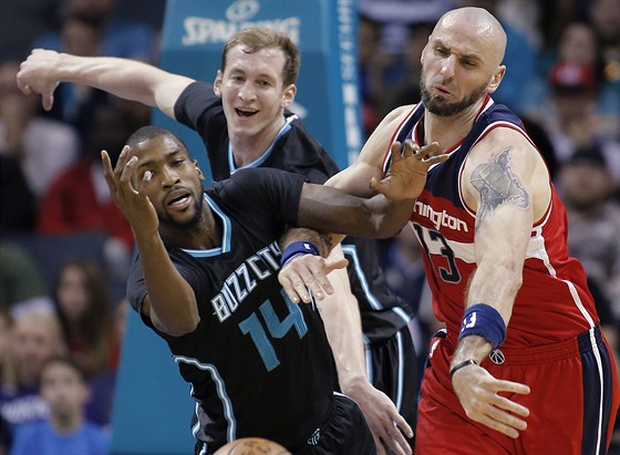 Michael Kidd-Gilchrist (vlevo) a Cody Zeller (uprosted) ze Charlotte bojují o...