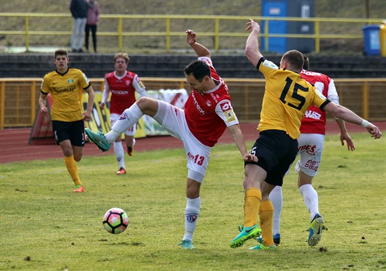 Momentka z duelu Sokolov (lutá) vs. Pardubice