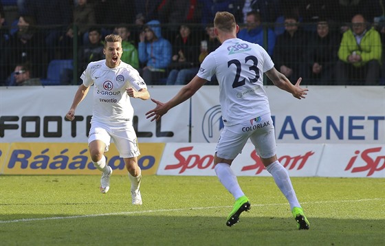 Jan Navrátil ze Slovácka (elem) slaví gól do zlínské sít.