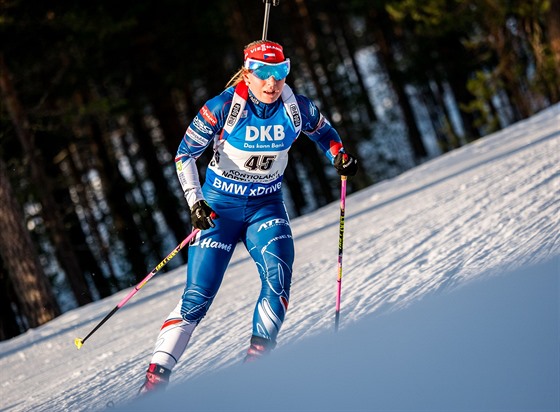 Lucie Charvátová na trati stíhacího závodu v Kontiolahti