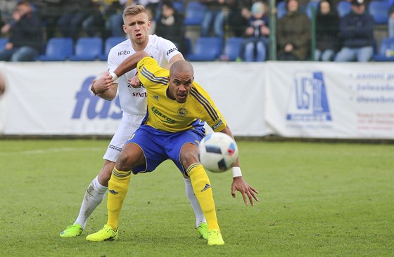 Zlínský útoník Jean-David Beauguel (vpedu) v utkání proti Slovácku