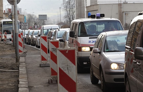 Kvli budování Vilsnické spojky se v Dín komplikuje doprava.