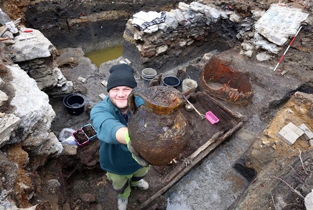 Archeolog Michal Beránek a keramický dbán objevený s velkým mnostvím...